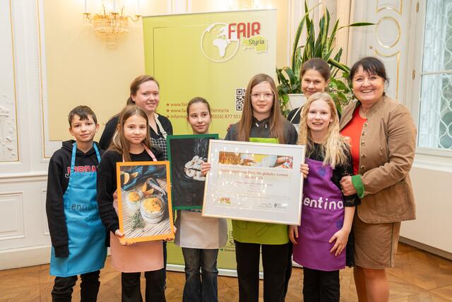 Landeshauptmann-Stellvertreterin Manuela Khom (r.) mit den Mittelschülerinnen, Mittelschülern sowie den Lehrerinnen Eva Riederer (hinten links) und Johanna Plos (hinten rechts) bei der Preisverleihung | Foto: Land Steiermark/Binder