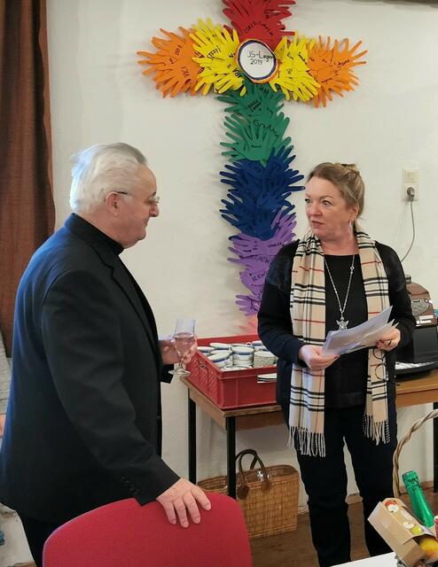 Regina Lanik-Raymann überbrachte die Glückwünsche des Flohmarktteams. | Foto: Josef Messirek