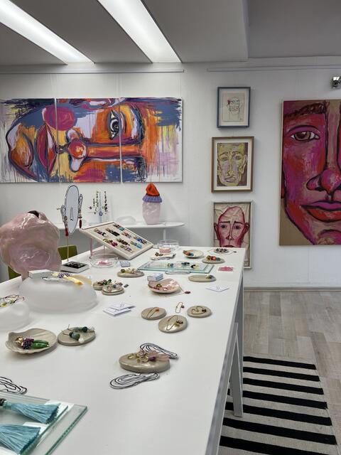 Von Ohrringen bis hin zu Bildern gibt es im Atelier viel zu bestaunen. | Foto: Lea Bacher