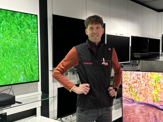 Juniorchef Jakob Zehentner führte in der Langen Nacht der Lehre 2025 durch die Räumlichkeiten des Elektronikfachgeschäftes in Oberndorf bei Salzburg. | Foto: Emanuel Hasenauer