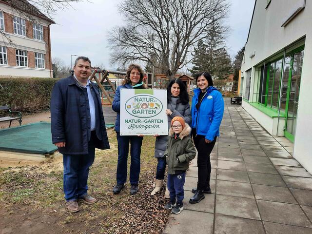 Steinabrückl Wassergasse: Bürgermeister Gustav Glöckler, Umweltgemeinderätin Petra Meitz, Kindergarten-Leiterin Verena Sagmeister mit Luca und Gerlinde Koller ("Natur im Garten").
 | Foto: Natur im Garten