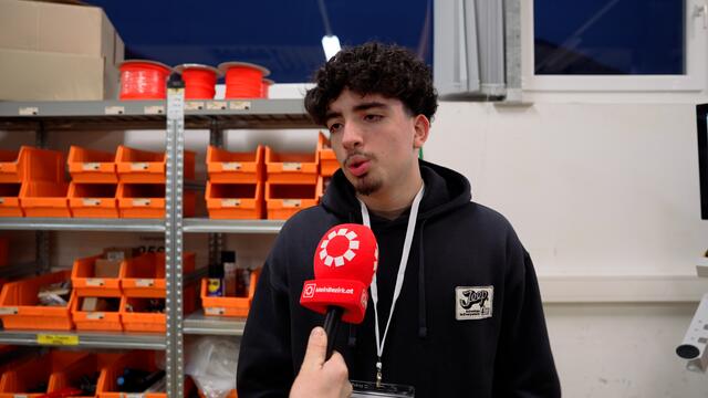 Richard hat sich schon auf der BIM informiert und schaut sich nun die Betriebe vor Ort an. | Foto: Stefan Schubert