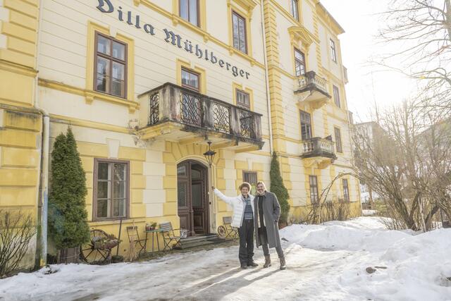 Bei der Villa Mühlberger | Foto: Max Steinbauer / ServusTV