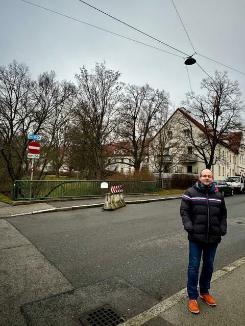 Der Bezirksvize Marcel Höckner (SPÖ) freut sich, dass die Sicht auf den Verkehr auf der Brücke über den Lainzerbach in Zukunft besser wird.  | Foto: BV13