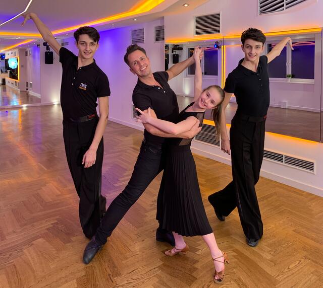 Tanzschule "Chris" holt sich die Lauda-Geschwister als Unterstützung. Alexander Lauda, Chris Lachmuth und seine Tochter Linda, Dominik Lauda. | Foto: Patricia Hillinger/MeinBezirk