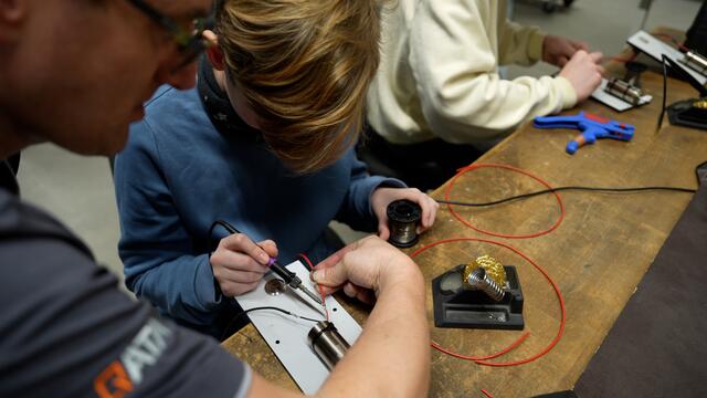 Löten um einen Motor anzuschließen: Diese Aufgabe galt es bei QATM zu meistern.  | Foto: Stefan Schubert