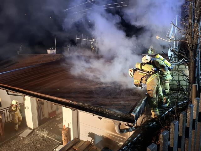 Am Dienstag am frühen Abend brach in einer Garage eines Mehrfamilienhauses in Landeck ein Brand aus. Ein Nachbar begann mit den Löscharbeiten bis die Feuerwehr eintraf. | Foto: ZOOM.TIROL