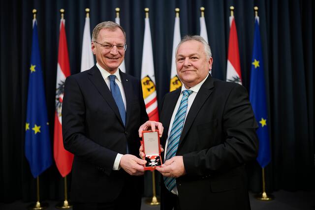 Landeshauptmann Thomas Stelzer und Vizebürgermeister außer Dienst Günther Haslehner. | Foto: Land OÖ