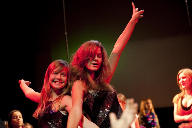 Gesang, Schauspiel und Tanz gehören zum Chorprogramm von Tonvoll. | Foto: Dennis Polly