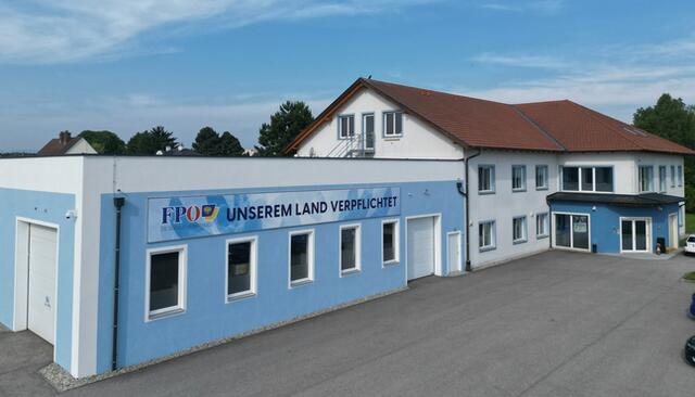 Unbekannte haben ein totes Ferkel vor die Parteizentrale der FPÖ gelegt | Foto: fpoe-noe.at