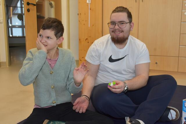 Zivildiener Matthias Prinz aus Münzbach ist mit viel Engagement im Therapiezentrum Waldhausen tätig. Das Therapiezentrum Waldhausen sucht dringend Zivildiener.  | Foto: Robert Zinterhof