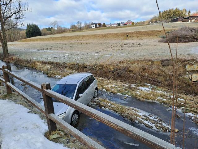 Erst nach rund 150 Metern kam das führerlose Auto in einem Bachbett zum Stehen. | Foto: FF Kottes