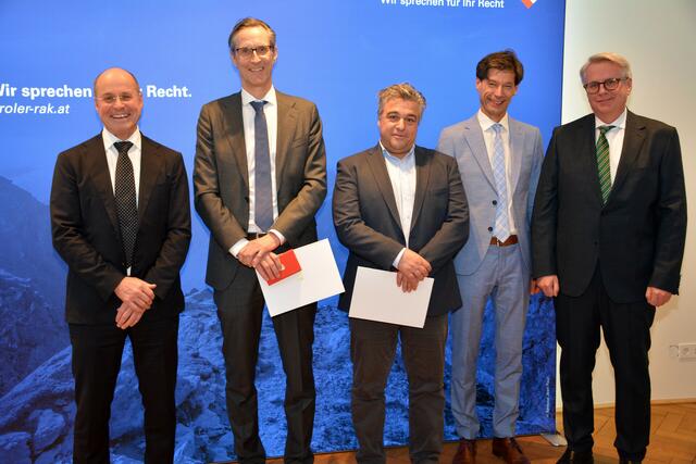 Vizepräsident Manfred Bachmann, Ralf Geymayer, Martin Dimai, OLG-Präsident Wigbert Zimmermann und D-Rats-Präsident Christian Pesl bei der Verleihung (v.l.) | Foto: TRAK/Lentner