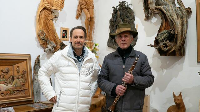 Michael Ostrowski und der Maskenschnitzer Max Kössler in Maxs Werkstatt | Foto: ServusTV / Matthias Horngacher