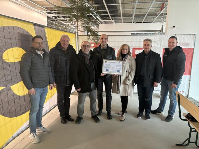 Zahlreiche Gäste, darunter Bürgermeister und Bürgermeisterinnen aus den umliegenden Gemeinden, der Geschäftsführer der SG Elin, das Bauamt, Architekten und Projektbeteiligte, versammelten sich an der Franz-Pichler-Straße 35, um diesen Meilenstein gemeinsam zu feiern. | Foto: MeinBezirk/Schröttner