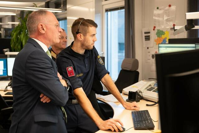 Innenminister Gerhard Karner (ÖVP) machte sich zuletzt etwa in Niederösterreichs Notrufzentrale ein Bild zur Situation um Anrufe. | Foto: Karl Schober