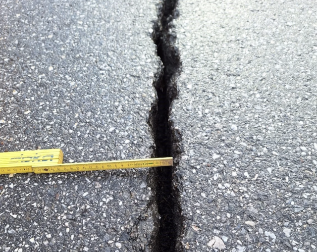 Auf der B 182 Brennerstraße bei Gries hatte sich aufgrund der Witterung ein bis zu vier Zentimeter breiter und mehrere Dezimeter tiefer Riss in der Asphaltdecke gebildet. Der Schaden ist jetzt behoben. | Foto: Land Tirol
