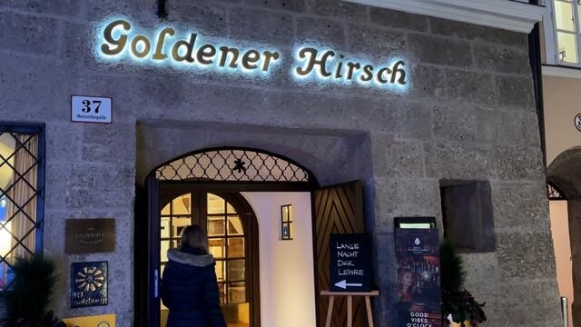 Vier junge interessierte Salzburgerinnen und Salzburger nutzten die Lange Nacht der Lehre in der Stadt Salzburg, um sich beim Goldenen Hirsch über die Lehre zu informieren. | Foto: Carmen Kurcz