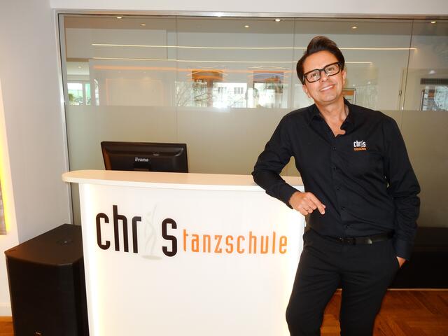 Seit mittlerweile 20 Jahren leitet Chris seine Tanzschule in der Wehlistraße 150. | Foto: Patricia Hillinger/MeinBezirk