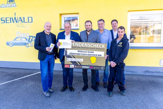 GF Kärntner Messen Bernhard Erler, Kärntner Kinderkrebshilfe Beirat Bürgermeister Martin Treffner, David und Bernhard Widmann sowie Kärntner Messen Bereichsleiter Karl Platzer und Kunsthandwerker Manuel Untersteiner (v.l.) | Foto: Privat