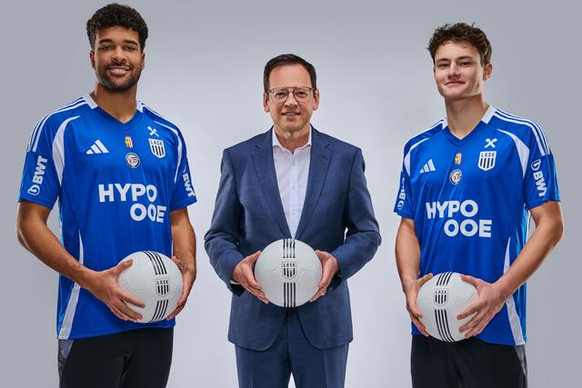 Die LASK-Torhüter Tobias Lawal (l.) und Lukas Jungwirth (r.) im neuen Look mit CEO Klaus Kumpfmüller.  | Foto: LASK