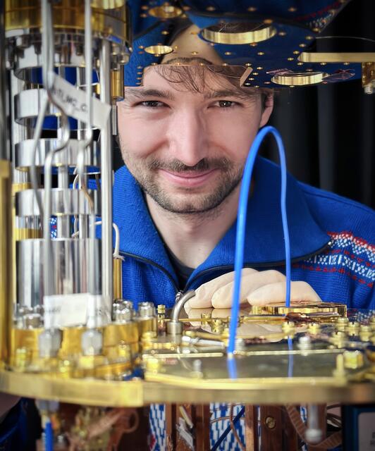 Supraleitende Qubits vollständig optisch auszulesen gelang jetzt Forschenden am Institute of Science and Technology Austria (ISTA), hier Doktorand und Mit-Erstautor Thomas Werner. | Foto: ISTA