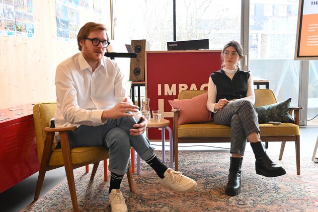 Bei den Hintergrundgesprächen mit Geschäftsführer Alex Auer (links), Impact-Investor Charly Kleissner und Kommunikationschefin Lena Obermair (rechts). | Foto: Königer
