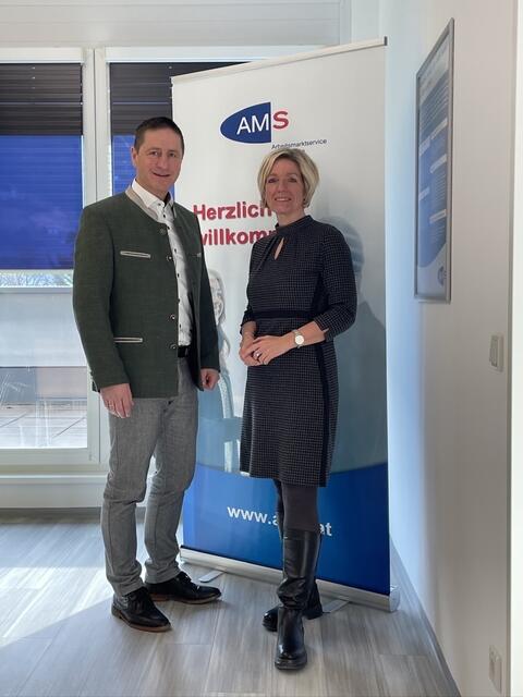 Hermann Unterberger (stellvertretender Geschäftsstellenleiter des AMS Zell am See) und Karin Eiwan (Geschäftsstellenleiterin des AMS Zell am See) im Gespräch mit MeinBezirk. | Foto: Sarah Braun