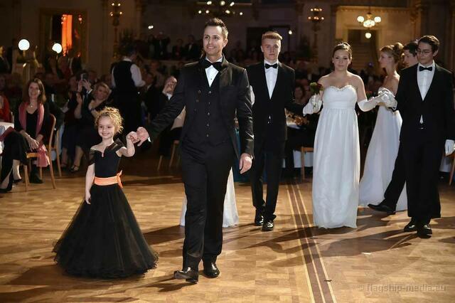 Nicht nur Chris Lachmuth (2. v. l.), sondern auch seine Tocher Linda (l.) ist von klein auf dem Tanzfieber verfallen. | Foto: Flagship Media