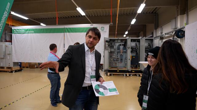 Fritz Grünwald zeigt einem Interessenten seinen Betrieb. | Foto: Stefan Schubert