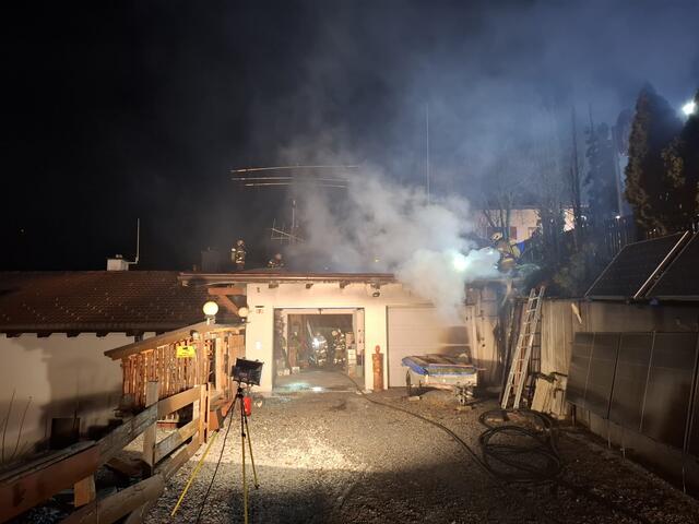 Am Dienstag am frühen Abend brach in einer Garage eines Mehrfamilienhauses in Landeck ein Brand aus. Ein Nachbar begann mit den Löscharbeiten bis die Feuerwehr eintraf. | Foto: ZOOM.TIROL
