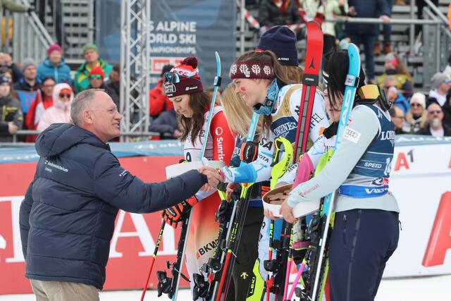 Alpine Skiweltmeisterschaft, Saalbach2025, Ski-WM2025 in Saalbach-Hinterglemm. Damen Teamkombination. Innenminister Gerhard Karner besuchte die Teamkombination der Damen sowie den WM-Einsatzstab. Im Bild: Innenminister Gerhard Karner bei der Flowers Ceremony; Gold: Mikalea Shiffrin und Breezy Johnson (USA), Silber: Lara Gut-Behrami und Wendy Holdener (SUI) und Bronze: Stephanie Venier und Katharina Truppe (AUT) | Foto: Land Salzburg / Franz Neumayr