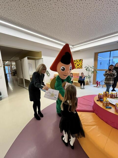 Gewinnübergabe des Malwettbewerbs im Kindergarten Kittsee | Foto: Sparkasse Hainburg-Bruck-Neusiedl