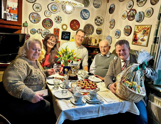Ein fröhliches Geburtstagsfest hat Hubert Pippan mit (v.l.) den Töchtern Erika und Michaela, Enkel Paul und Bürgermeister Christian Scheider gefeiert. | Foto: StadtKommunikation