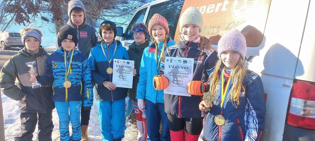 Jakob Kohlreiter, Paul Kohlreiter, Jonas Resch, Michael Fuchs, Julian Furtner, Smilla Mayrhofer, Xenia Hofmacher und Fabia Hofmacher (von links) waren bei den Schul-Schi-Landesmeisterschaften in Lackenhof erfolgreich. | Foto: SMS Waidhofen