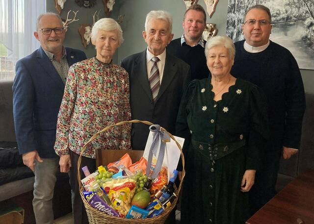Bürgermeister Leopold Zwickelstorfer gratulierte Franz Medlitsch (Mitte) zum 85er. Auch dabei: Gemeinderat Günther Kamlander, Gemeinderätin Berta Ritter und Pater Dariusz. | Foto: Gemeinde Scharndorf