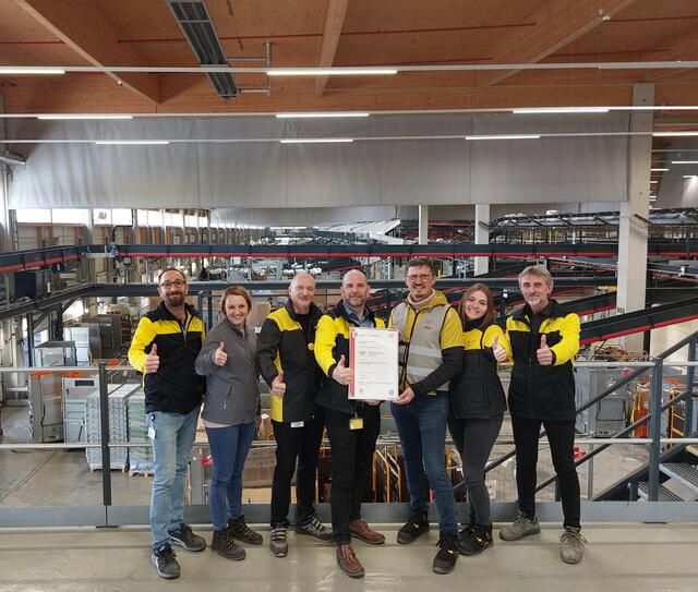 Mit großer Freude und Stolz wurde das Zertifikat präsentiert. | Foto: Österreichische Post AG