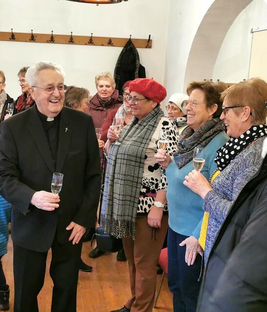 Im Pfarrsaal wurde auf das Wohl des Jubilars angestoßen. | Foto: Josef Messirek