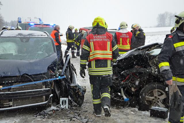 Der Einsatz von sieben Feuerwehren und mehreren Rettungsdiensten sorgt für eine schnelle Rettung der Unfallopfer.

 | Foto: BFK WT / St. Mayer