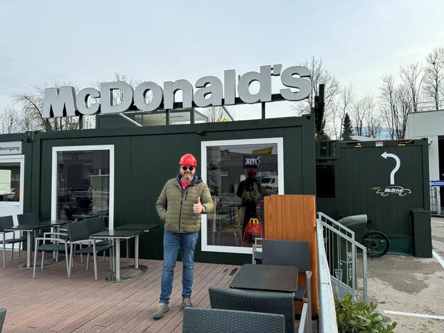 Am bisherigen Standort in der Aubauerstraße 15 entsteht derzeit ein neues McDonald’s Restaurant: Franchisenehmer Christian Krainz vor dem Pop-up Restaurant, das zur Überbrückung der Bauzeit dient. | Foto: McDonald's Österreich
