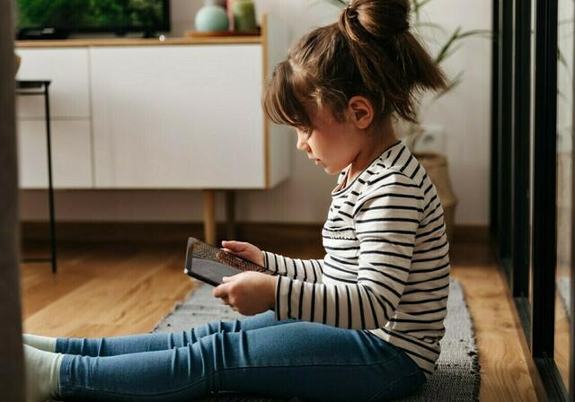 Schon im Kindergarten sind Smartphones und Tablets mittlerweile präsent. | Foto: freepik