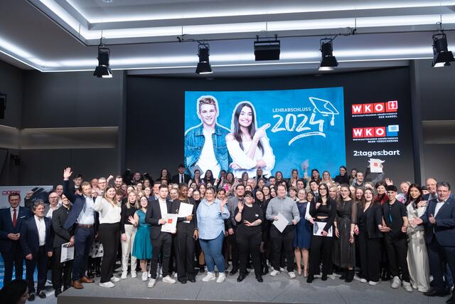 Die WKOÖ ehrte in Linz alle Jungkaufleute aus den Sparten Handel, Bank und Versicherung, die ihre Lehrabschlussprüfung 2024 mit Auszeichnung abgelegt haben.  | Foto: Cityfoto/Roland Pelzl