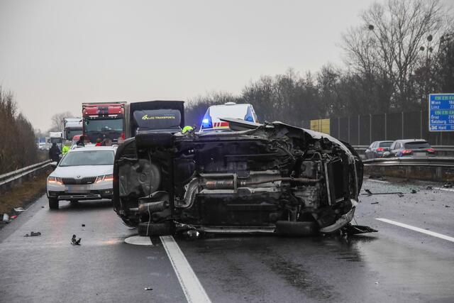 45-minütige Sperre der A25, nachdem sich ein Pkw auf der Autobahn überschlagen hatte. | Foto: laumat.at