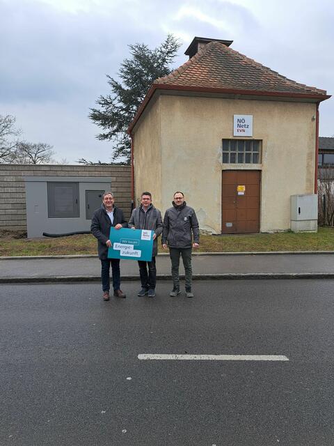 Josef Brückelmayer, Leiter des Service Centers Netz NÖ Tulln, Bürgermeister Peter Eisenschenk, Gregor Mayerhofer, Projektleiter der Netz NÖ. | Foto: Netz NÖ
