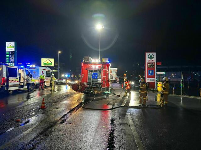 Nach einem Verkehrsunfall am Mittwochabend in Bergheim war die Freiwillige Feuerwehr im Einsatz. | Foto: Freiwillige Feuerwehr Bergheim