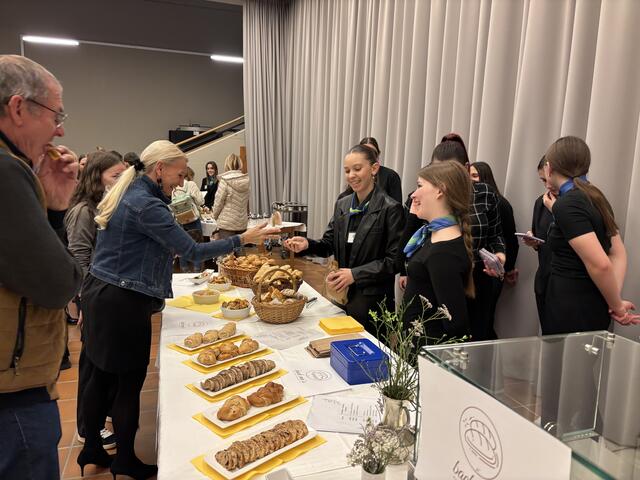 Auf der Verkostungsmesse der Junior Companies der HLW Feldbach im Bundesschulzentrum: Gekauft und verkostet wurden Brot und Gebäck sowie Aufstriche der Firma "Back ma’s". | Foto: MeinBezirk