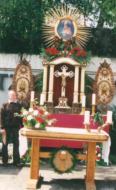 Der "wegmacher-Friedl" vor einem seiner Kunstwerke. | Foto: privat