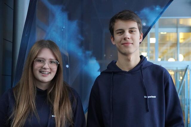Lea und Felix begrüßten die Interessierten bei der Langen Nacht der Lehre in der Firma Glas Gasperlmair. | Foto: Nicole Hettegger