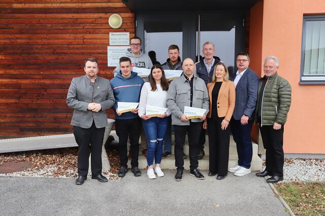 Die erfolgreichen Rinderzüchter der Viehzuchtgenossenschaft Hartberg mit prominenten Gratulanten. | Foto: Alfred Mayer 