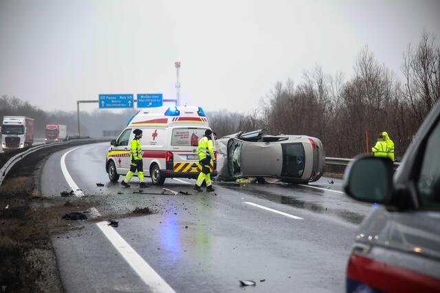 45-minütige Sperre der A25, nachdem sich ein Pkw auf der Autobahn überschlagen hatte. | Foto: laumat.at